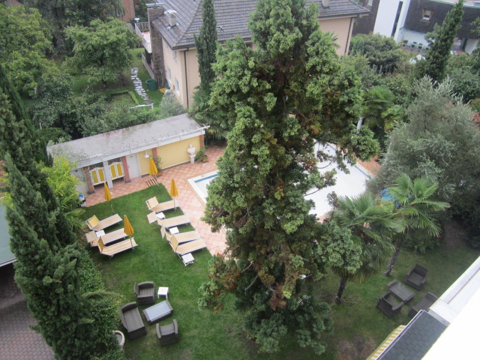 Blick vom Balkon auf den Pool Hotel Anatol