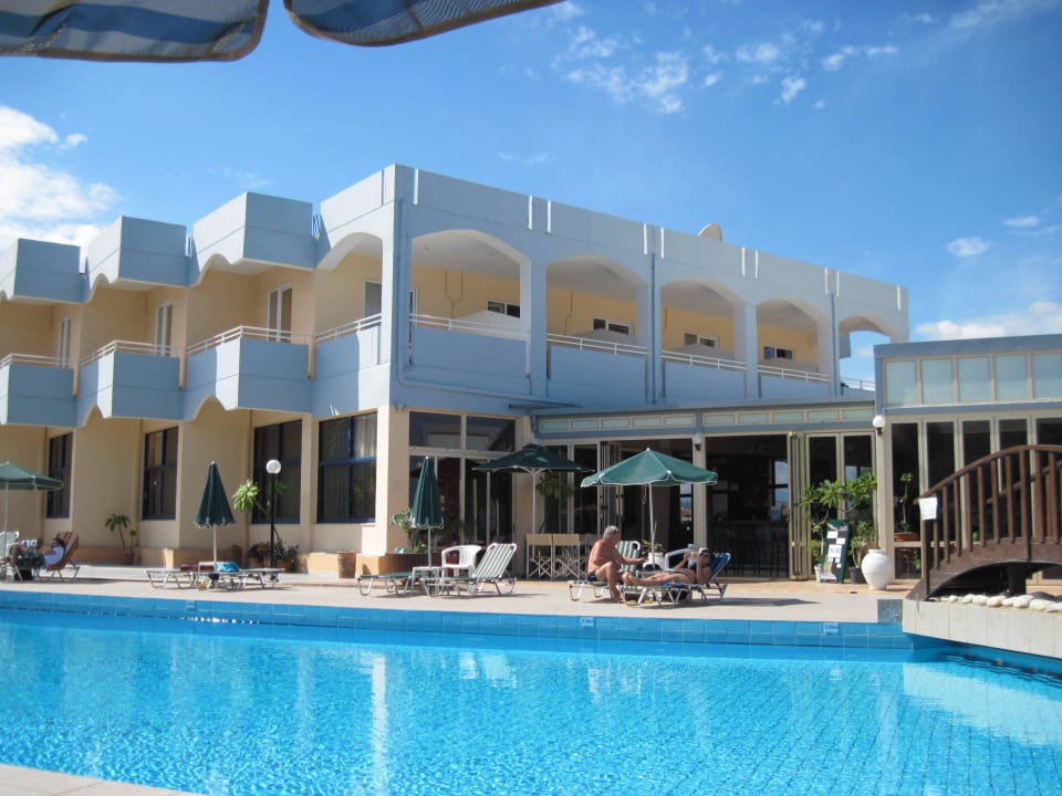 Pool mit Blick auf Restaurant und Bareingang Hotel Kathrin Beach
