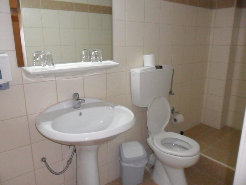 Teil des Bades Eurohotel Katrin Hotel & Bungalows