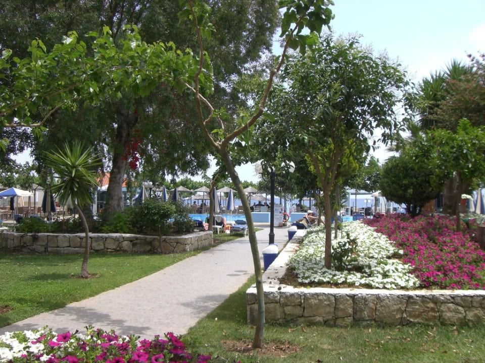 Gepflegter Garten Corissia Beach Hotel
