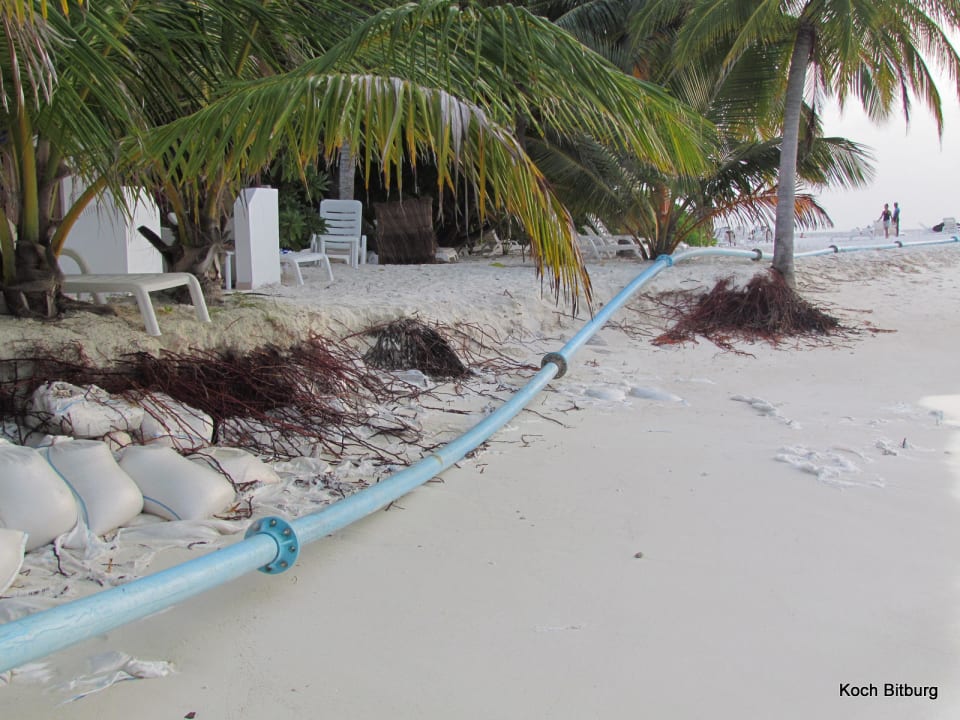Leitungsrohre am Strand Thulhagiri Island Resort