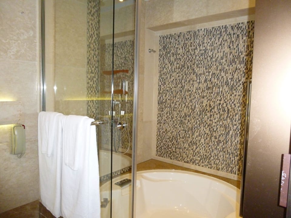 Bad mit Dusche in der Wanne Hotel Harbour Grand Hong Kong