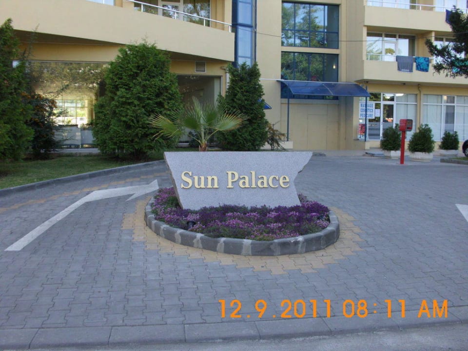 Vor dem Hotel Sun Palace