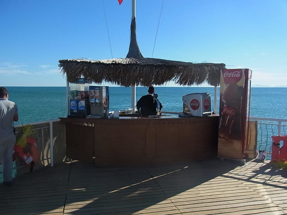 Hotelsteg über dem Meer mit kostenlosen Getränke Saturn Palace Resort Hotel