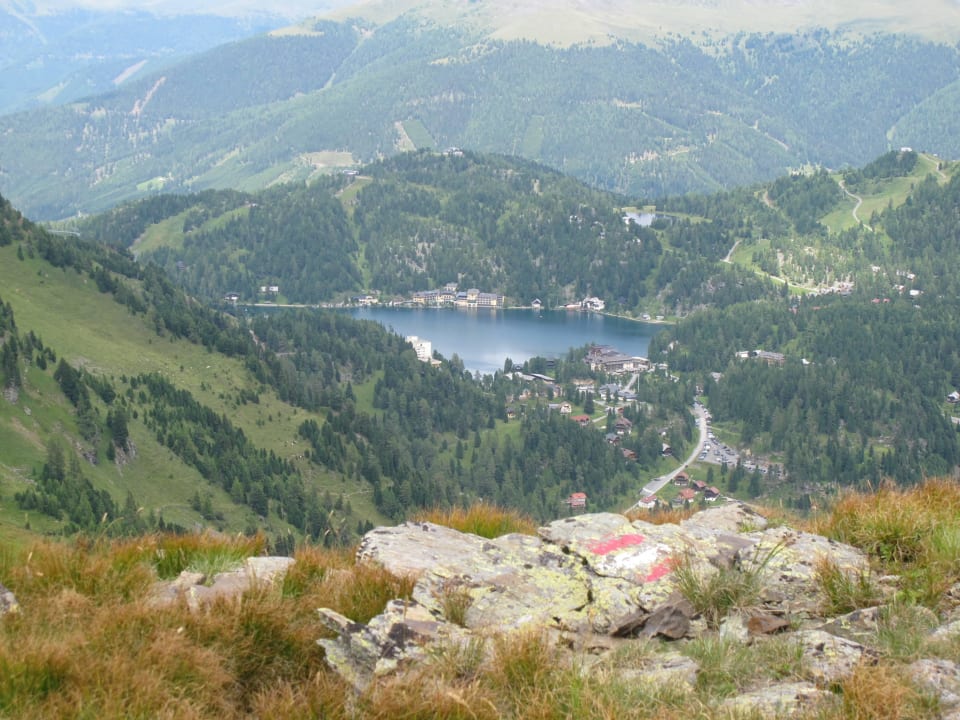 Blick auf Hotel Hochschober, am See im Vordergrund Hotel Hochschober