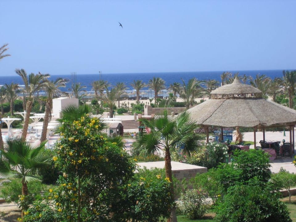 Blick auf den Hotelinnenbereich Pensée Royal Garden Beach Resort