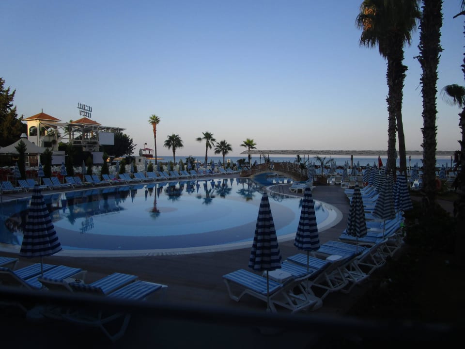 Pool beim Frühstück  Lonicera Resort & Spa Hotel