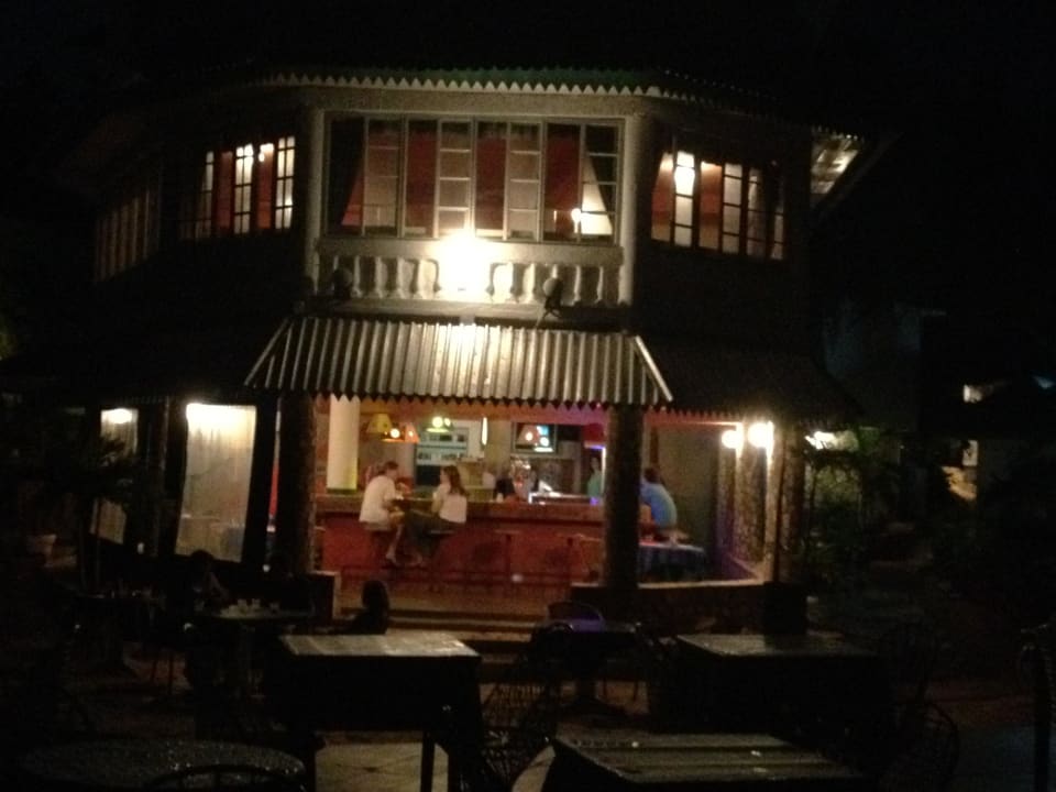 Die Bar bei Nacht Samsara Cliff Resort