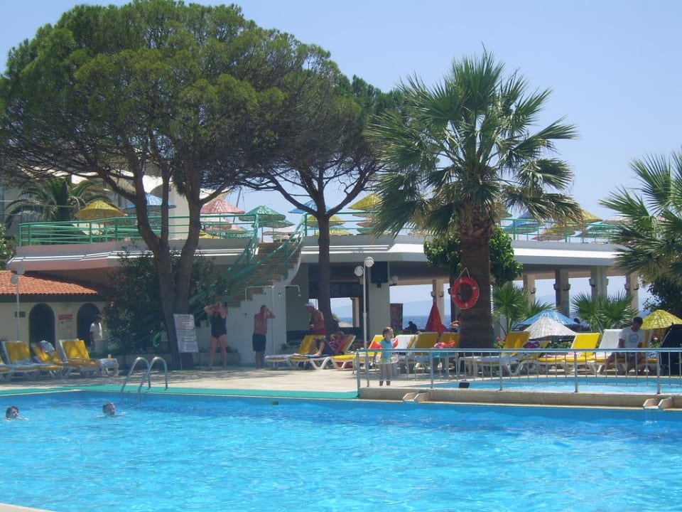 Poolbar im Hintergrund Hotel Grand Efe