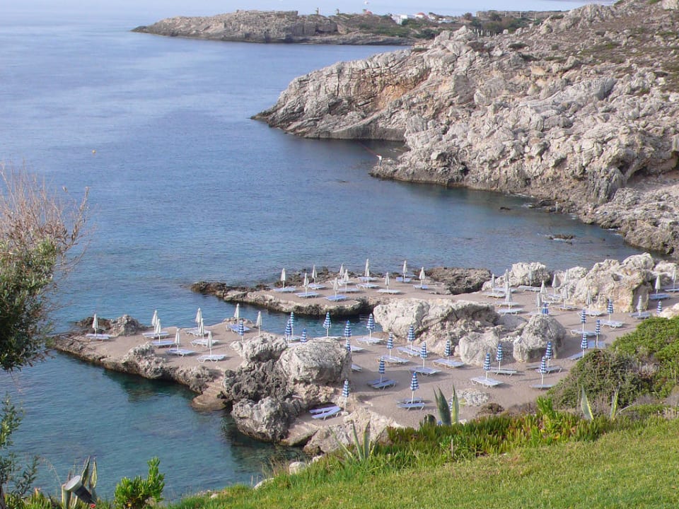 Blick vom Pool auf den hoteleigenen Strand Hotel Kalithea Mare Palace
