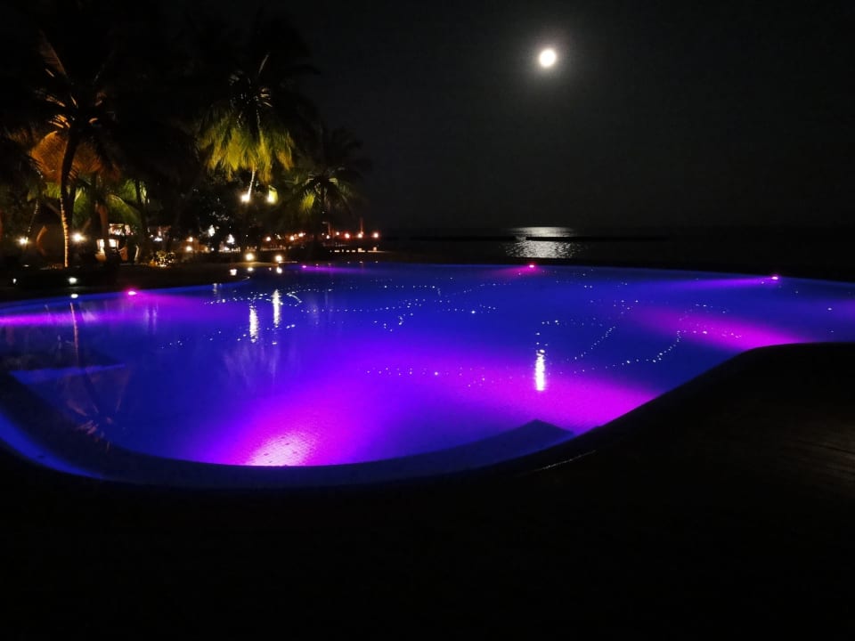 Traumpool bei Nacht Veligandu Maldives Resort Island