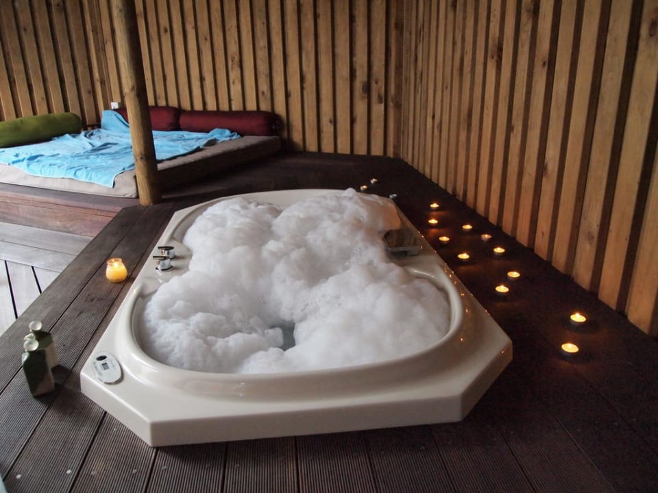 Jacuzzi Kuredu Island Resort & Spa