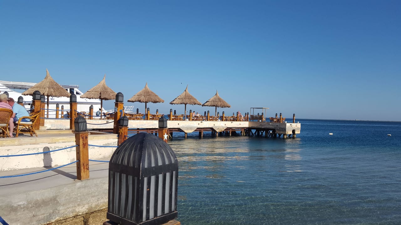 Blick vom Strand auf den Pier Siva Grand Beach