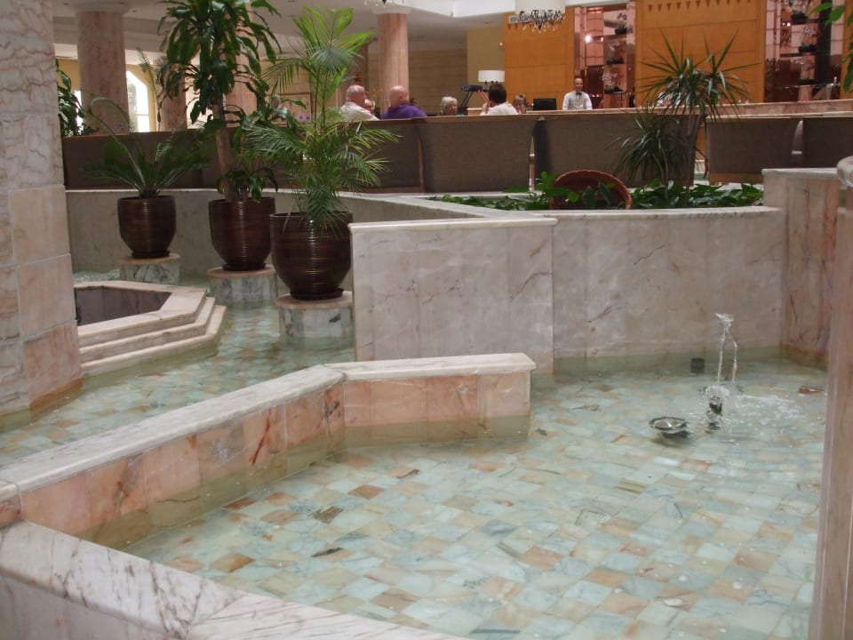 Rings um den Fahrstuhl an der Lobby Marhaba Royal Salem