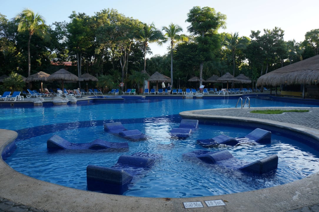 Pool früh morgens Hotel Riu Tequila