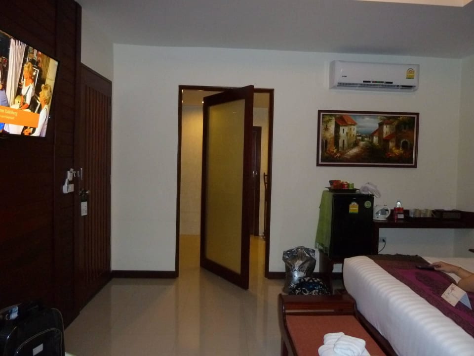 Schöne große Zimmer mit Drehtür zum Bad  Hotel T-Villa