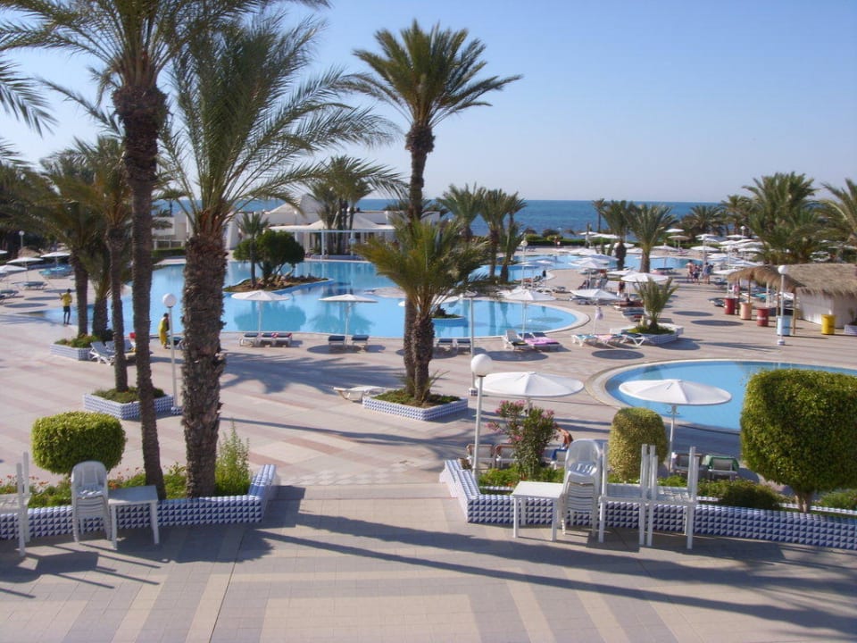 Von der Terrasse auf den Haupt-Salzwasserpool Hotel El Mouradi Djerba Menzel