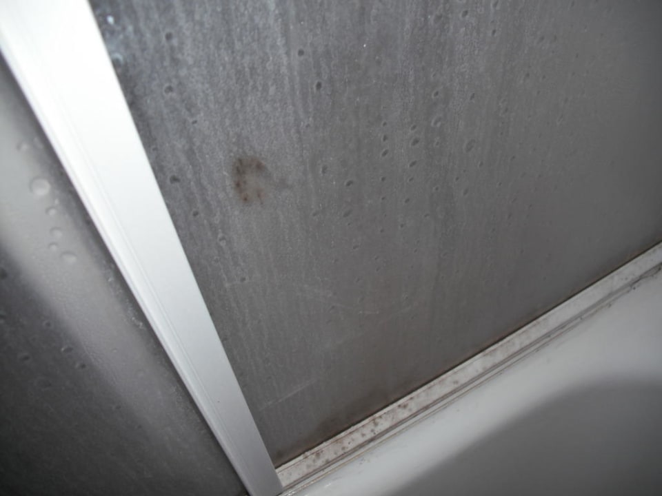 Schimmel und Dreck an der Badewannentüre - eklig Saphir Hotel & Villas