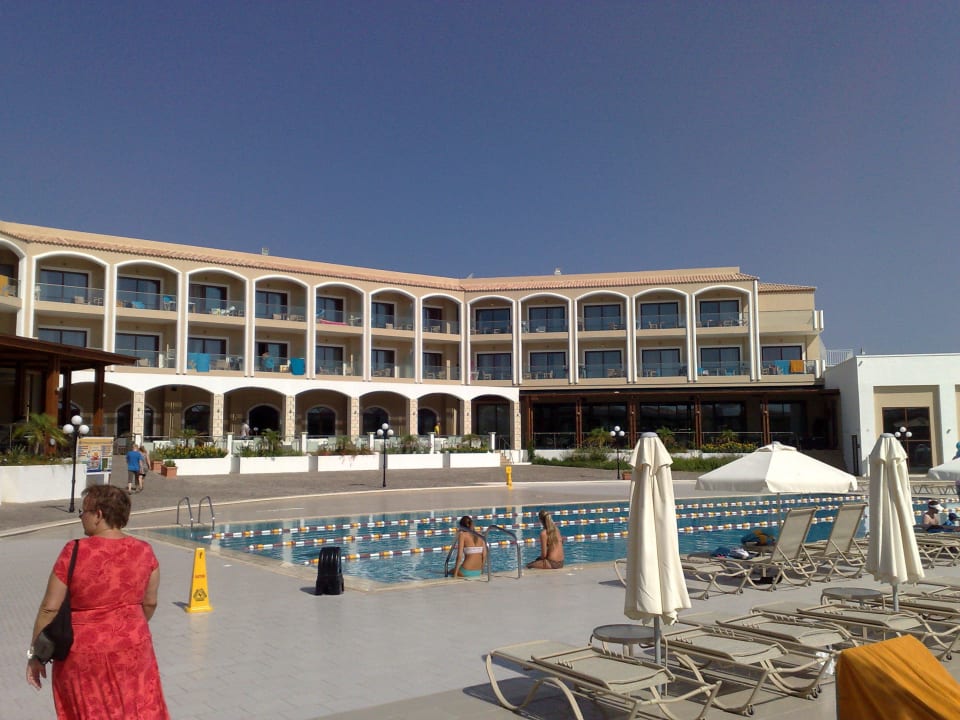 Pool Mythos Beach Resort