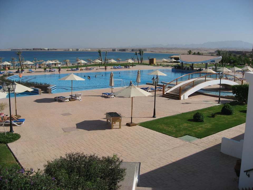 Blick über den Pool zum Strand Old Palace Resort Sahl Hasheesh
