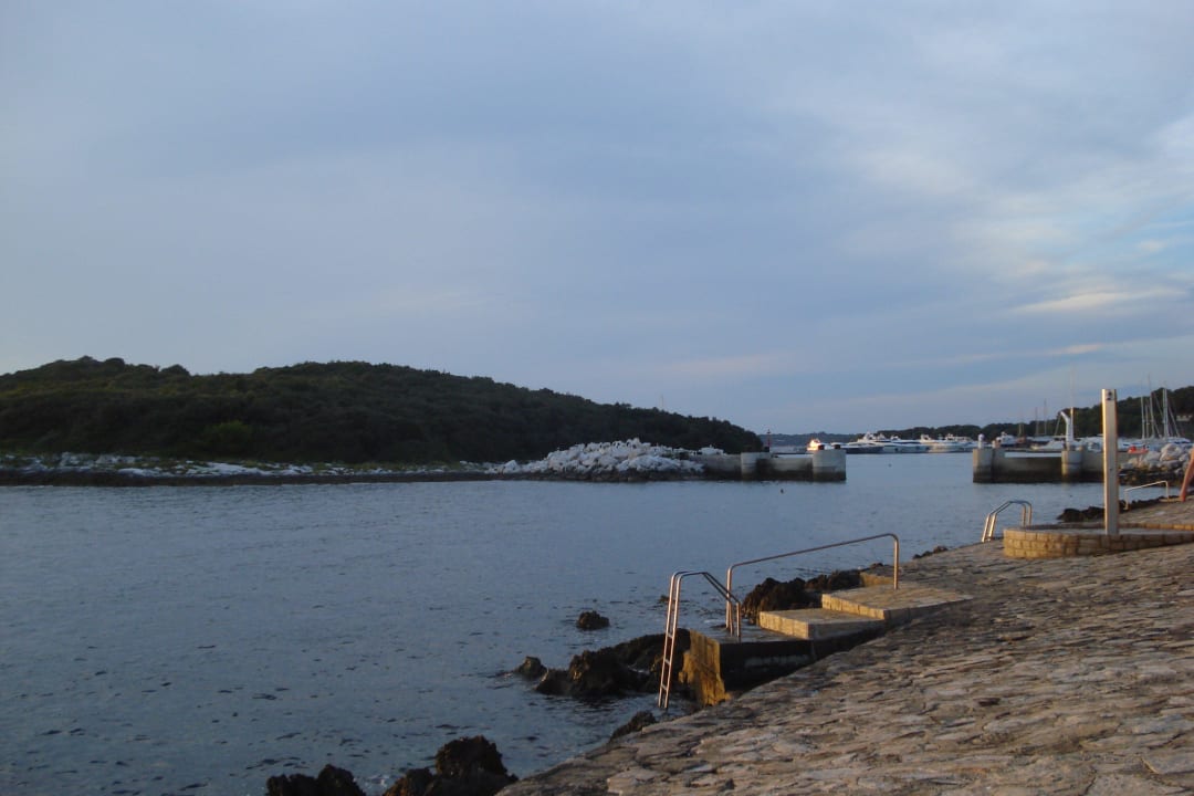 Strand am Abend mit Blick Richtung Hafen Maistra Select Belvedere Resort