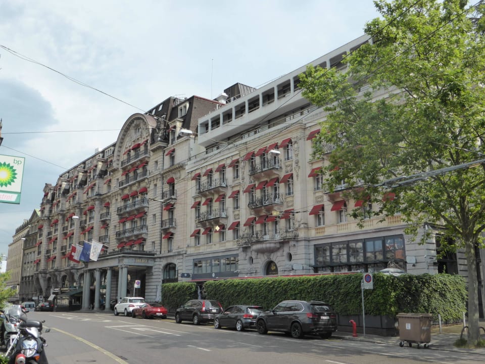 Hotelfront von der Stasse Hotel Lausanne Palace