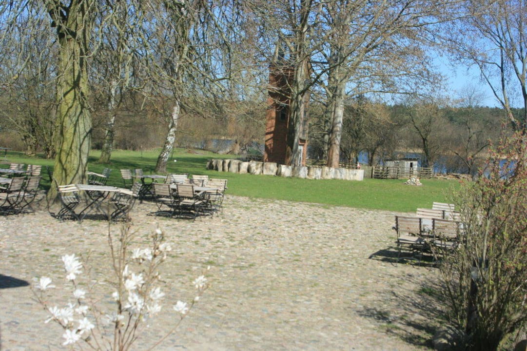 Biergarten mit Blick zum See Seehotel am Neuklostersee