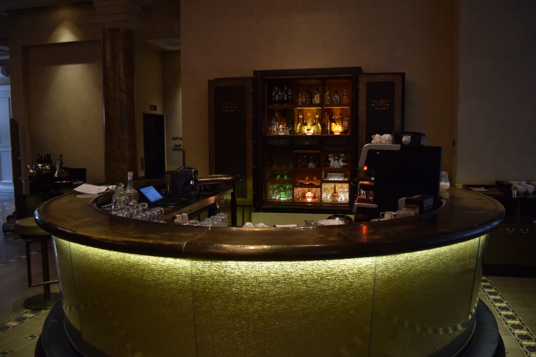 Designer-Bar im Restaurant. Der Spirituosen-Schrank im Hinte The House Hotel Vault Karakoy