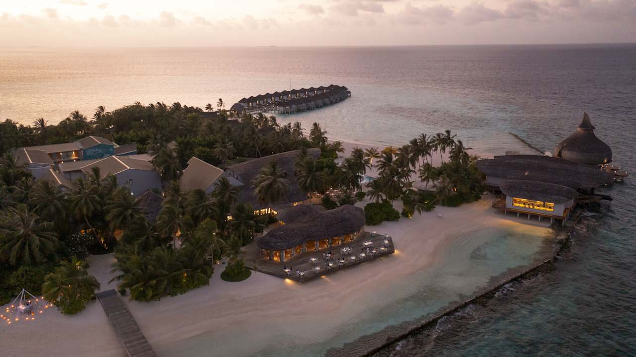 Außenansicht Outrigger Maldives Maafushivaru Resort