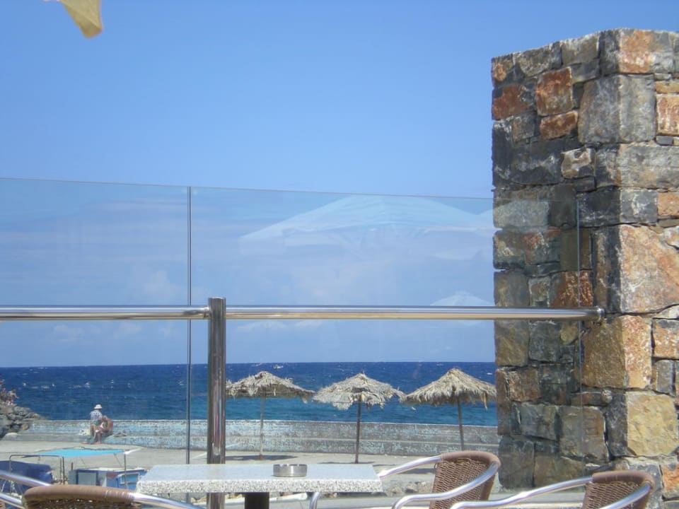 Blick vom Pool zum Strand Hotel Aphrodite Beach Club