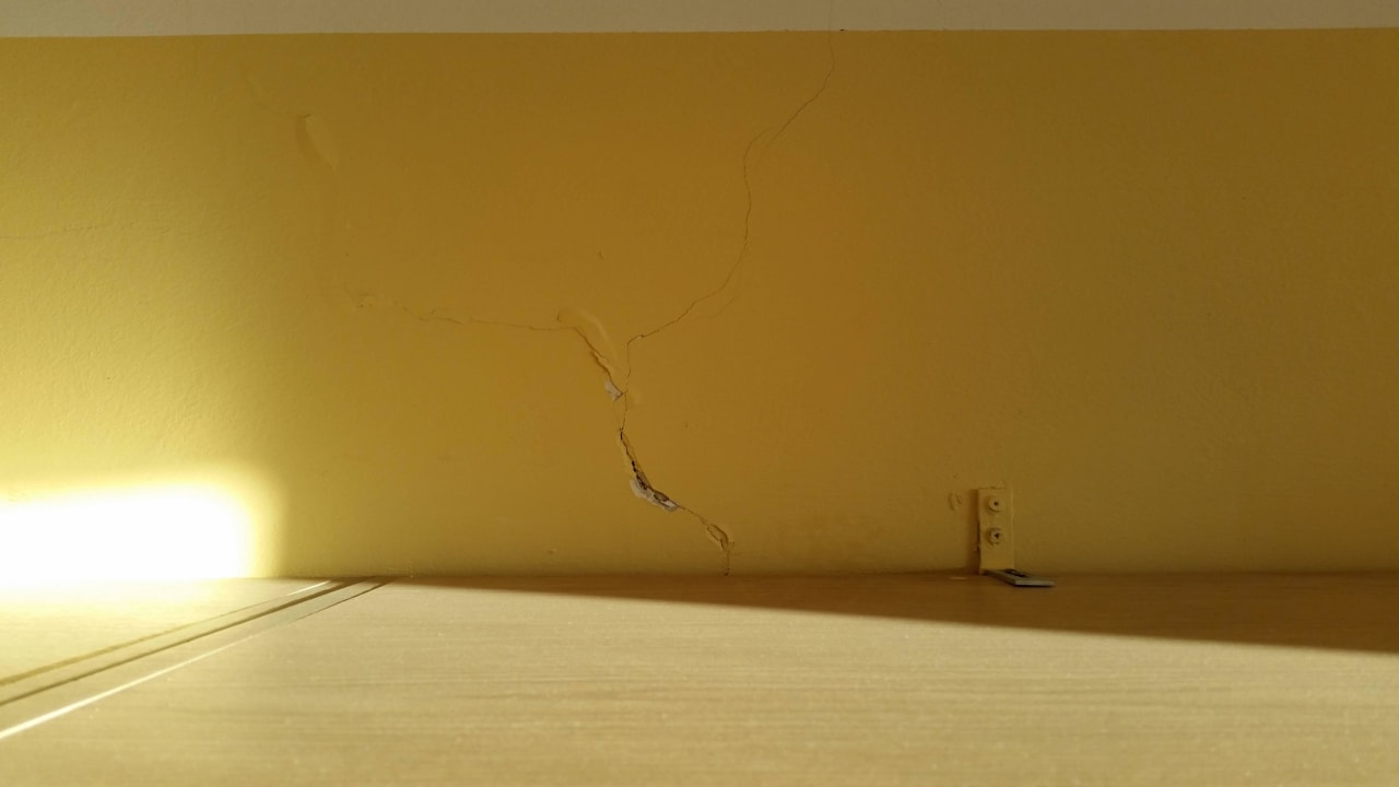 Risse in der Wand Ferienpark Geyersberg