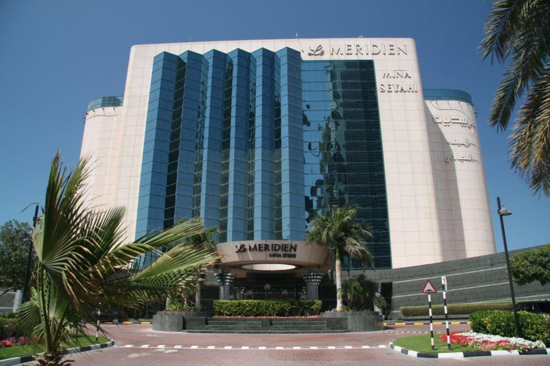 Frontansicht des Hotels Le Meridien Mina Seyahi Beach Resort & Waterpark