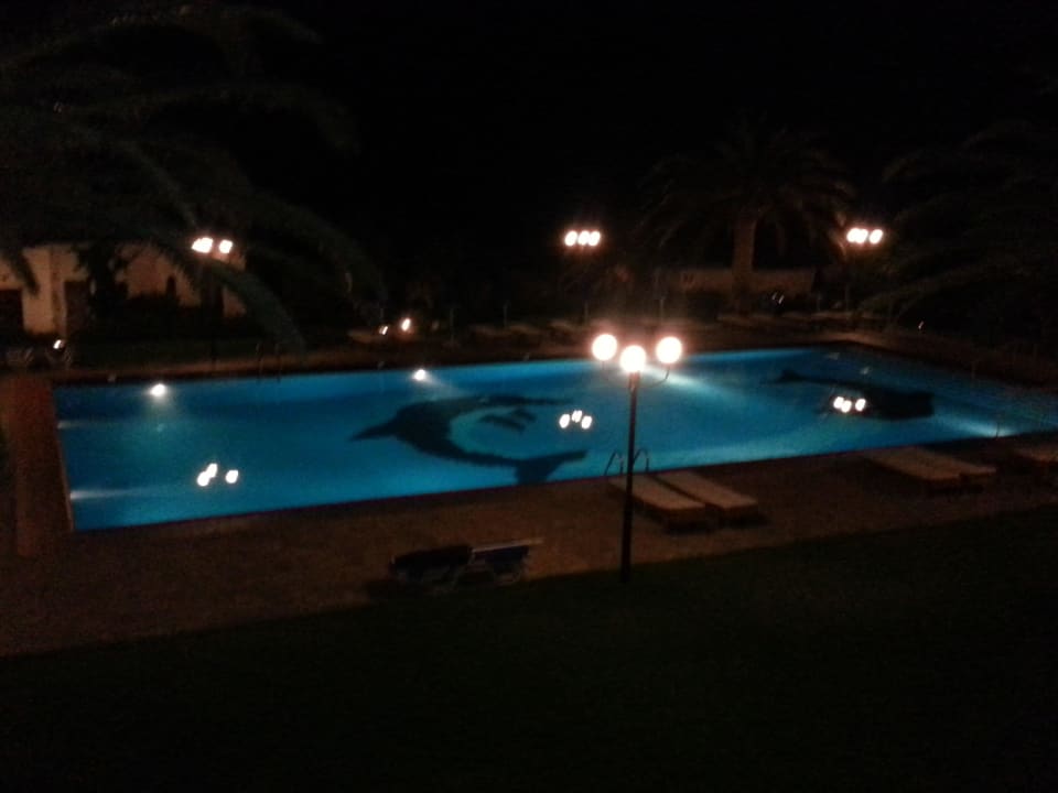 Bazén pozdě večer Vritomartis Naturist Resort