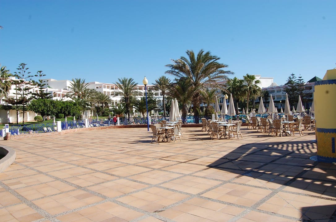 Widok na basen hotelowy  Iberostar Waves Founty Beach