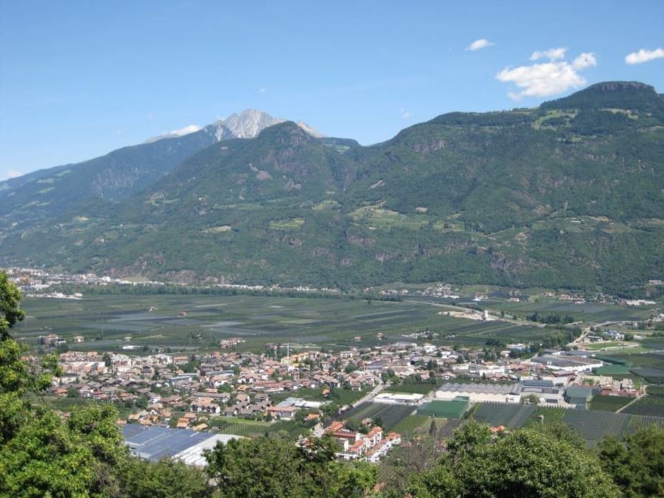 Lana, im Hintergrund der Ifinger Residence Georgenhöhe