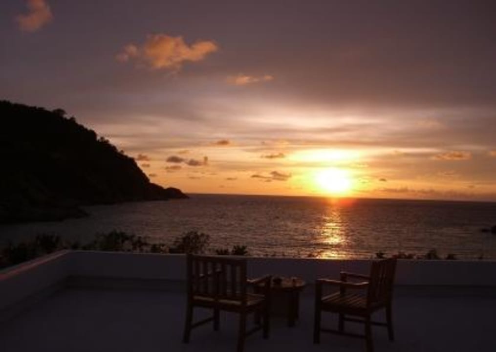 Sonnenuntergang auf dem Pooldeck Hotel The Racha