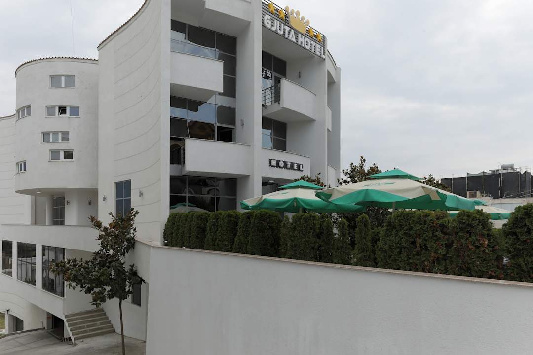 Außenansicht Hotel Gjuta