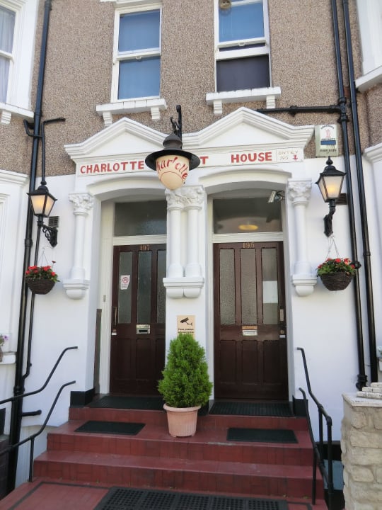 Hier geht´s zur Reception und zum Frühstücksraum Charlotte Guest House