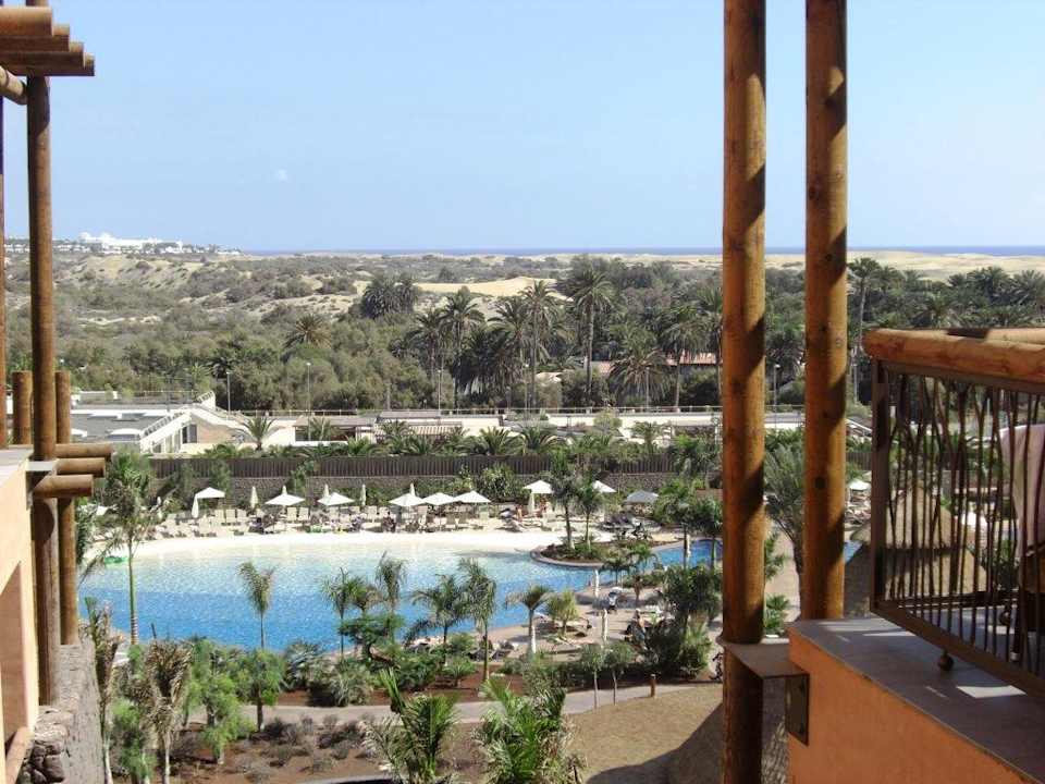 Blick auf Pool, Dünen und Meer Lopesan Baobab Resort