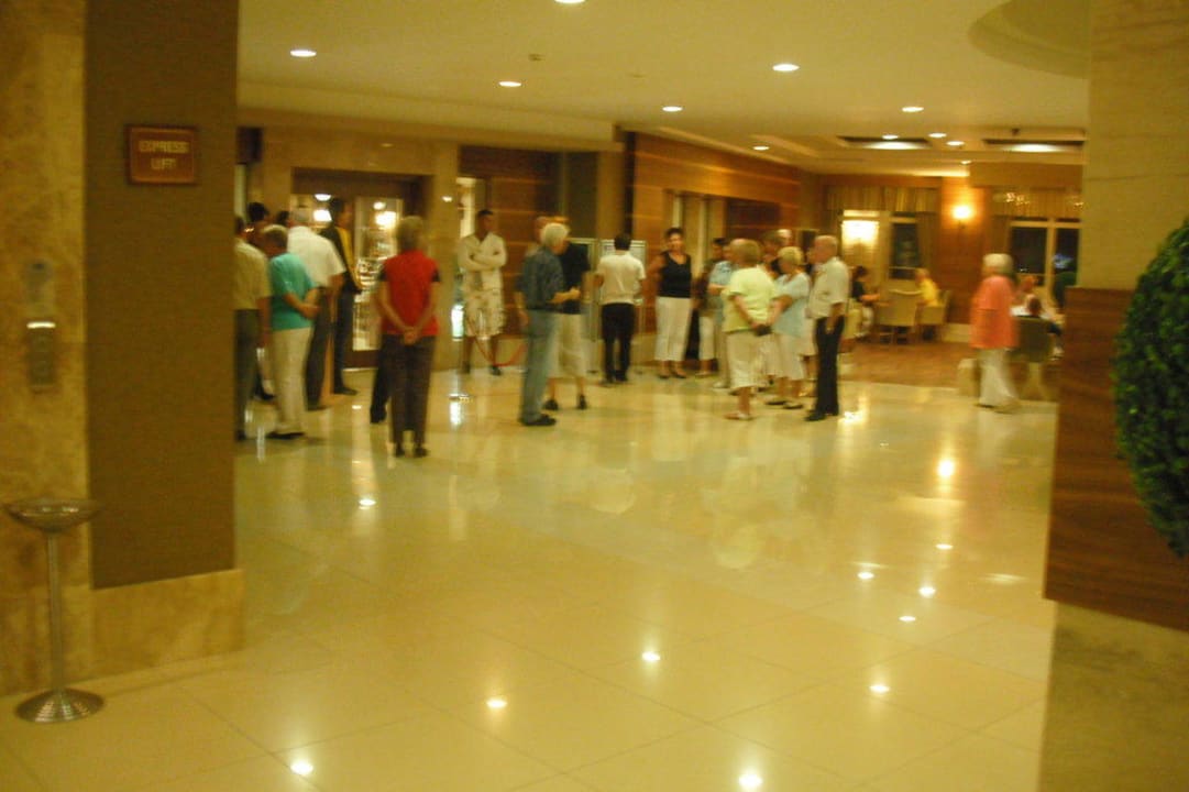 18:15 Uhr in der Lobby Sherwood Exclusive Lara