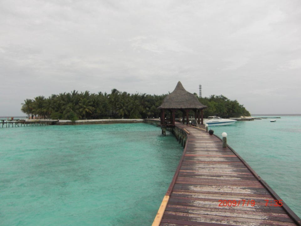 Blick vom Steg auf die gesamte Insel Thulhagiri Island Resort