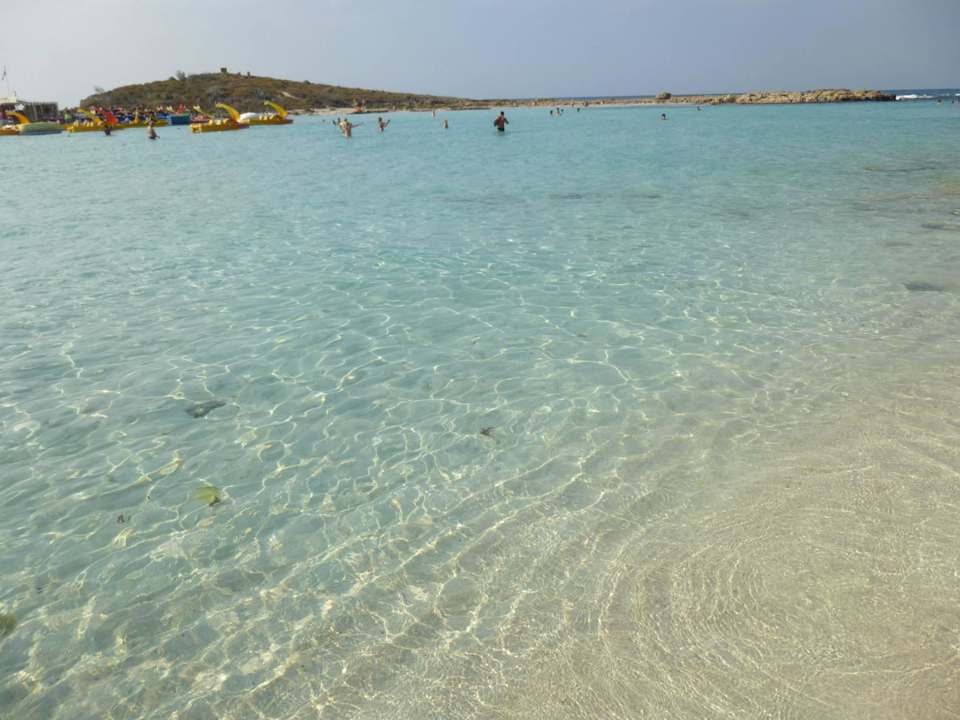 Ganz hinten sieht man die Wasser-Sportangebote Hara Nissi Beach