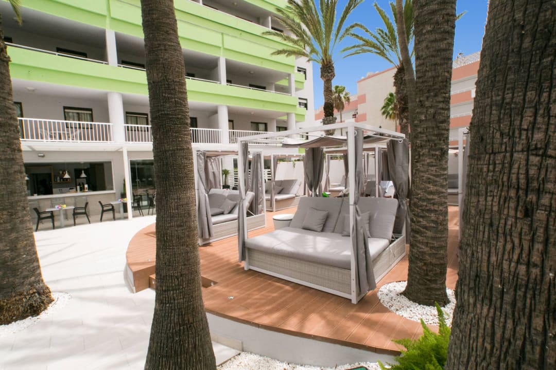 Swimming pool Hotel LIVVO Anamar Suites