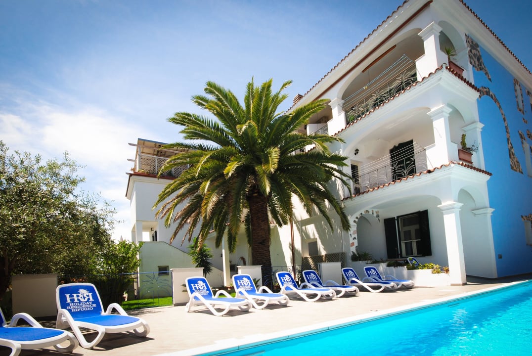 70m2 grosser Pool mit modernen Liegen Holiday Residence Rifugio