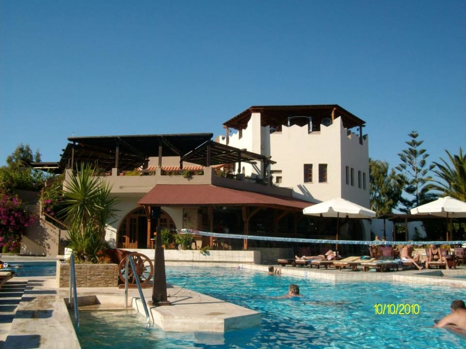 Der Pool mit Blick auf das Haupthaus Gaia Garden Hotel