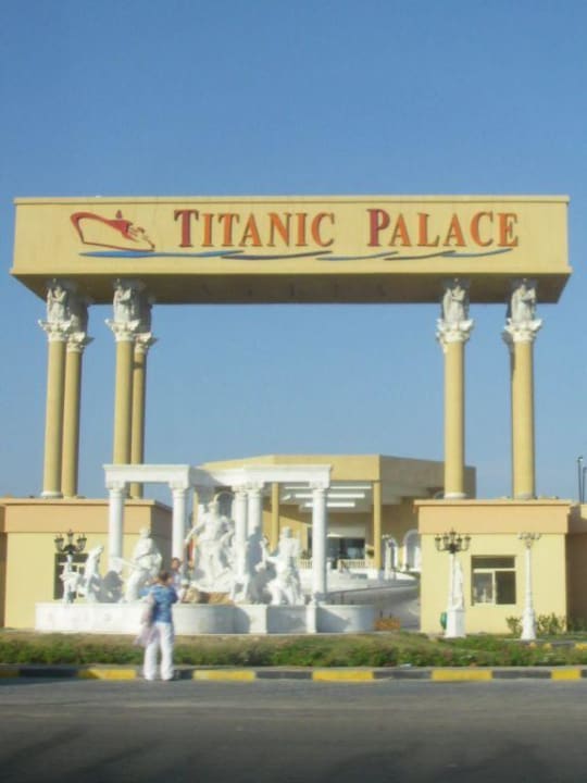 Въезд в отель Hotel Titanic Palace
