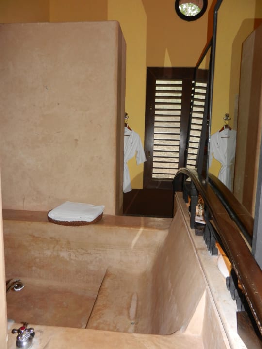 Ein kleiner Ausschnitt von der Badewanne mit Spiegel Hotel Hacienda Uayamon