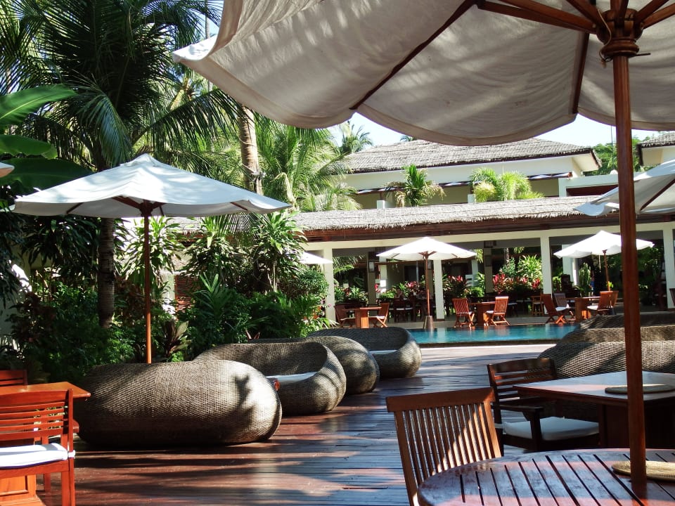 Sitzbereich vor dem Pool Bayview - the beach resort