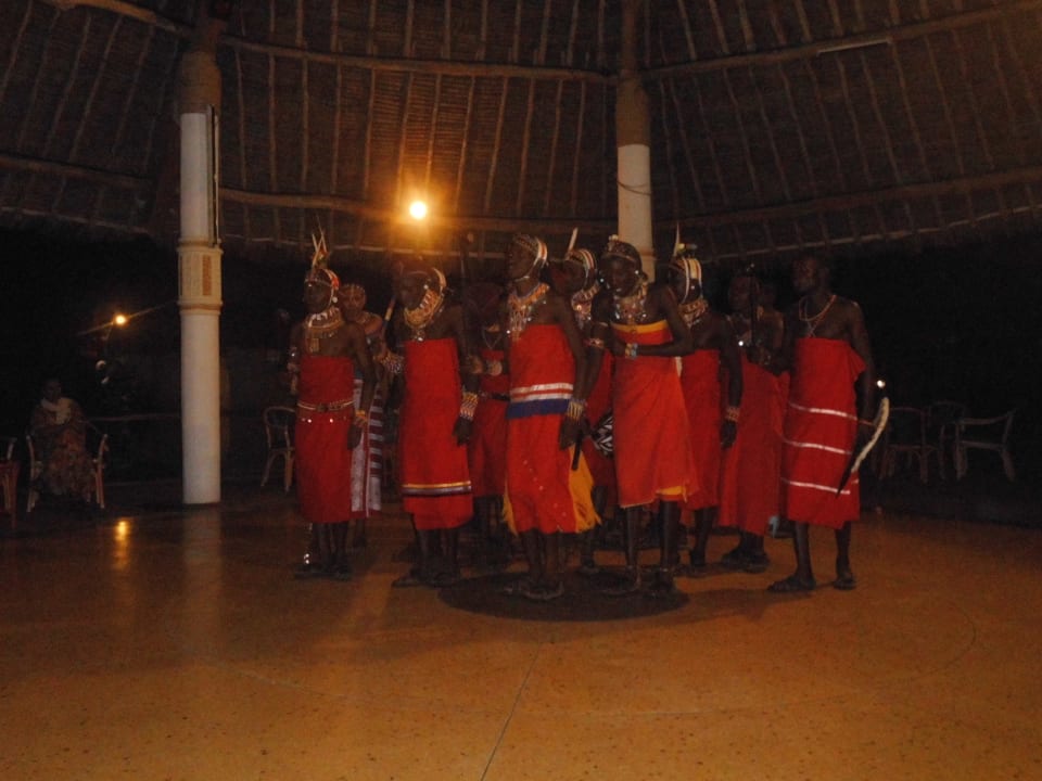 Freitags tanzen die Massai Neptune Palm Beach Boutique Resort & Spa