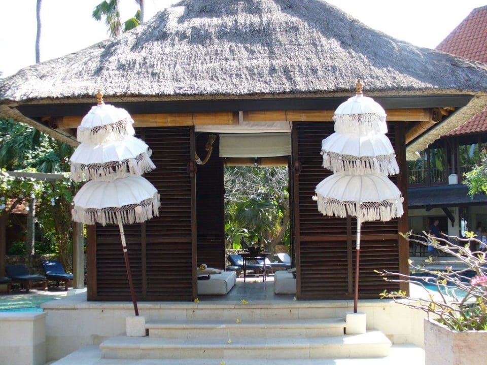 Massagemöglichkeit an einem der Hauptpools Puri Santrian